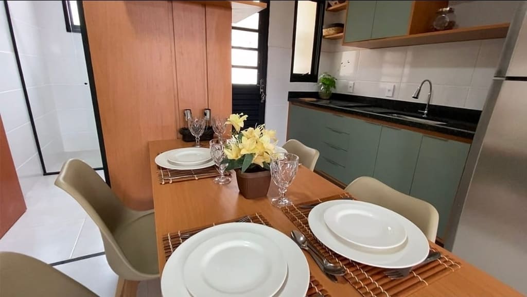 Mesa de jantar e bancada da cozinha