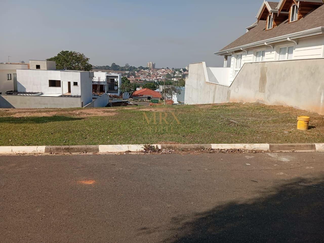Terreno no Bosques do Junqueira com rua pavimentada e vista para a cidade